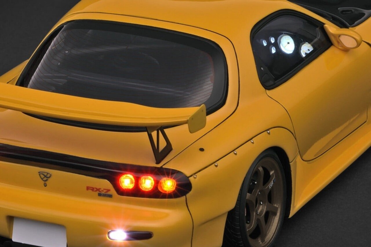 Mazda Mazda RX-7 (FD3S) Initial D + LED Light - 1:18 - Ignition Model Mazda Mazda RX-7 (FD3S) Initial D + LED Light - 1:18 - Ignition Model