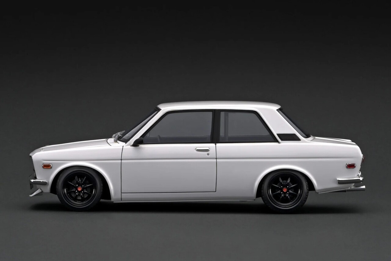 Datsun Datsun Bluebird (510) + Figure Mr. Yokoyama - 1:18 - Ignition Model Datsun Datsun Bluebird (510) + Figure Mr. Yokoyama - 1:18 - Ignition Model