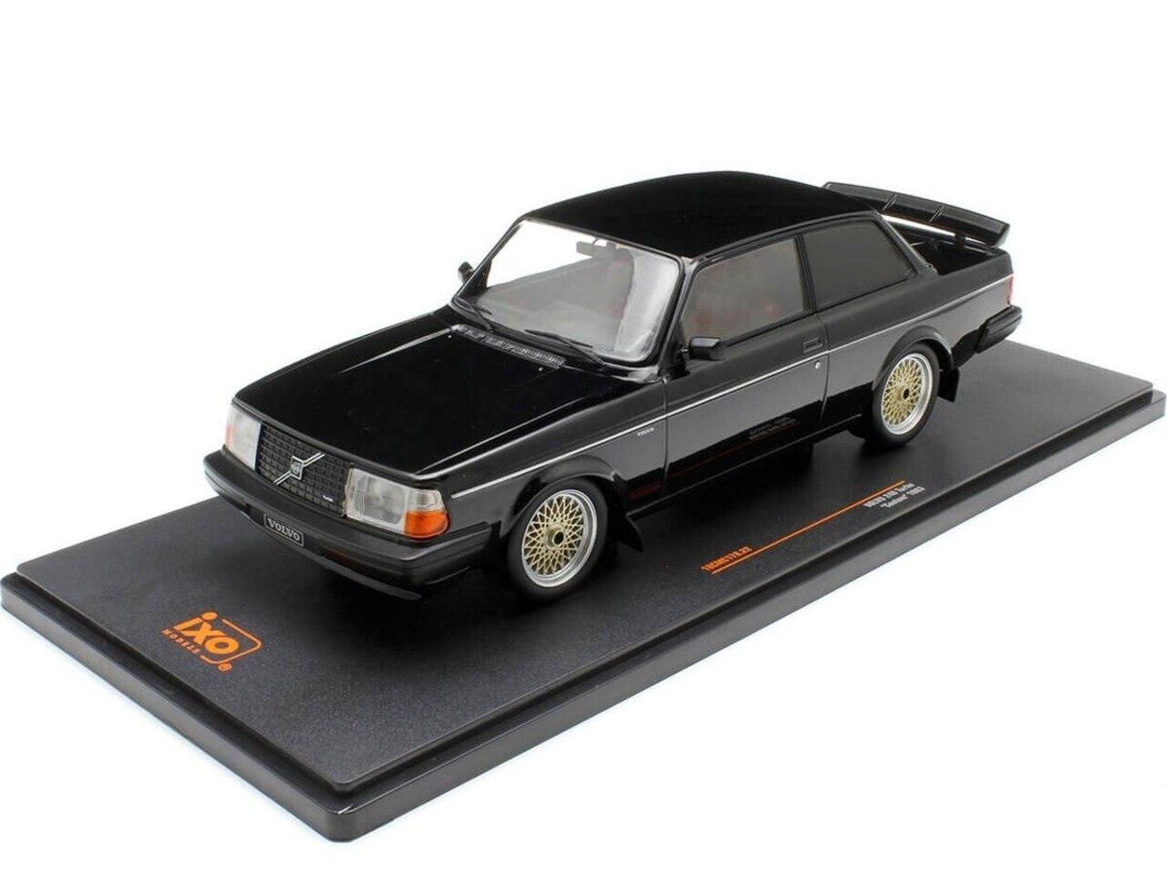 Volvo Volvo 240 Turbo 'Custom' 1983 - 1:18 - IXO Models Volvo Volvo 240 Turbo 'Custom' 1983 - 1:18 - IXO Models
