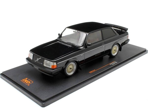 Volvo Volvo 240 Turbo 'Custom' 1983 - 1:18 - IXO Models Volvo Volvo 240 Turbo 'Custom' 1983 - 1:18 - IXO Models