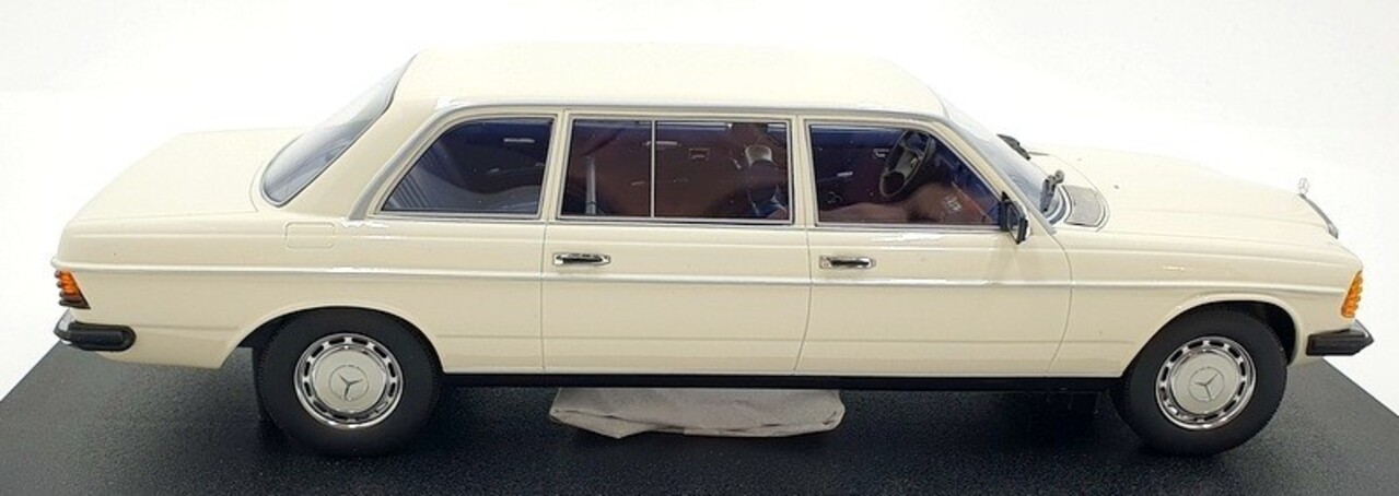Mercedes-Benz Mercedes-Benz E-Class E250 (W123) Limousine 1978 - 1:18 - Cult Scale Models