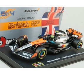 Formule 1 McLaren F1 MCL39 #4 Team McLaren World Champion Winner British GP Silverstone 2025 + Pilot + Showcase (L.Norris) - 1:43 - Bburago Formule 1 McLaren F1 MCL39 #4 Team McLaren World Champion Winner British GP Silverstone 2025 + Pilot + Showcase (L.Norris) - 1:43 - Bburago