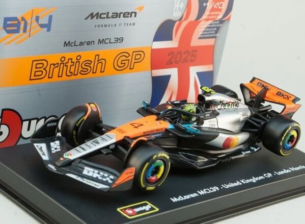 Formule 1 McLaren F1 MCL39 #4 Team McLaren World Champion Winner British GP Silverstone 2025 + Pilot + Showcase (L.Norris) - 1:43 - Bburago Formule 1 McLaren F1 MCL39 #4 Team McLaren World Champion Winner British GP Silverstone 2025 + Pilot + Showcase (L.Norris) - 1:43 - Bburago