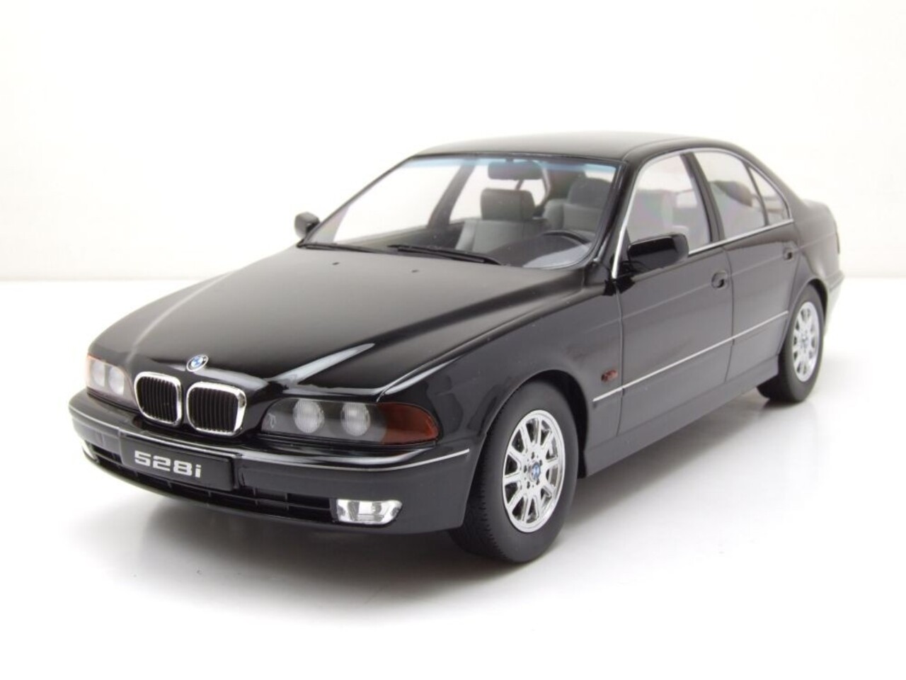 BMW BMW 528i (E39) Sedan 1995 - 1:18 - KK Scale BMW BMW 528i (E39) Sedan 1995 - 1:18 - KK Scale