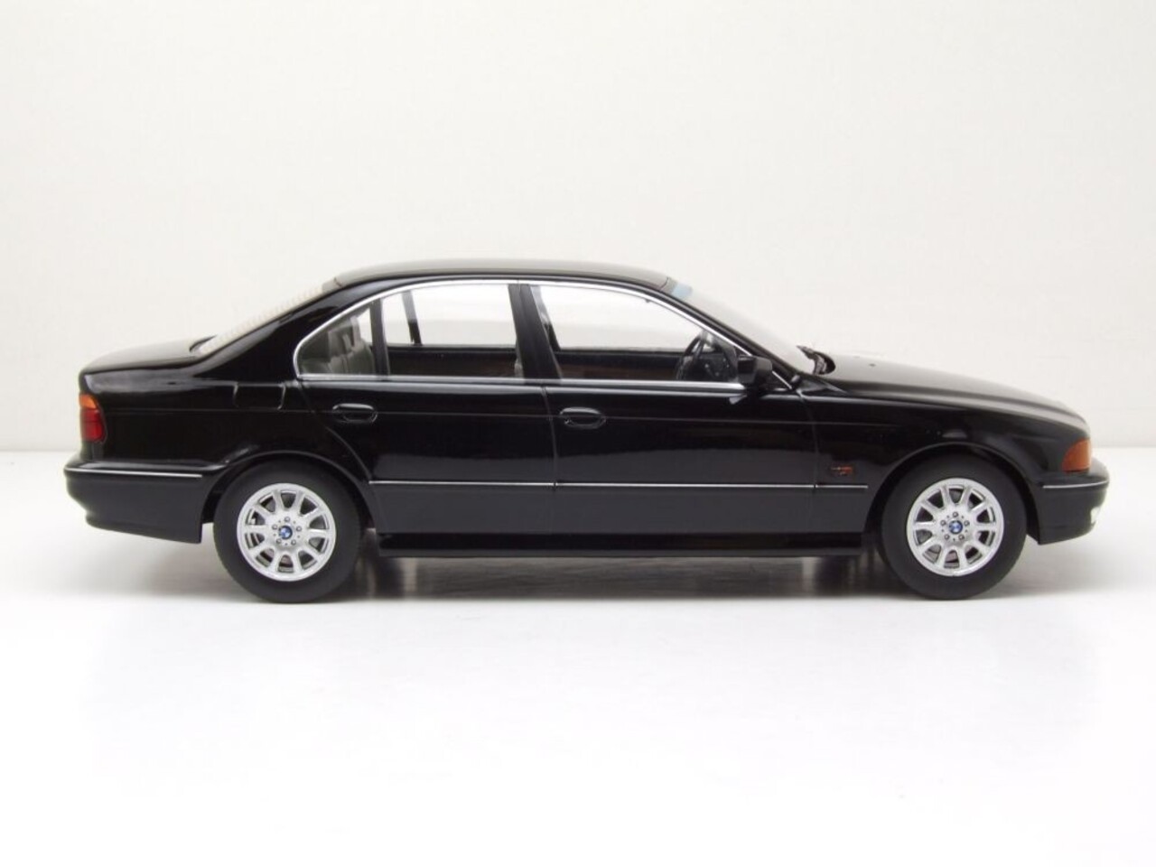 BMW BMW 528i (E39) Sedan 1995 - 1:18 - KK Scale BMW BMW 528i (E39) Sedan 1995 - 1:18 - KK Scale