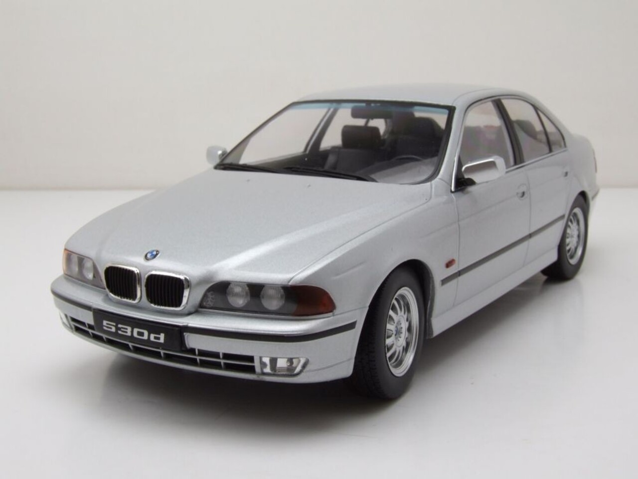 BMW BMW 530d (E39) Sedan 1995 - 1:18 - KK Scale BMW BMW 530d (E39) Sedan 1995 - 1:18 - KK Scale