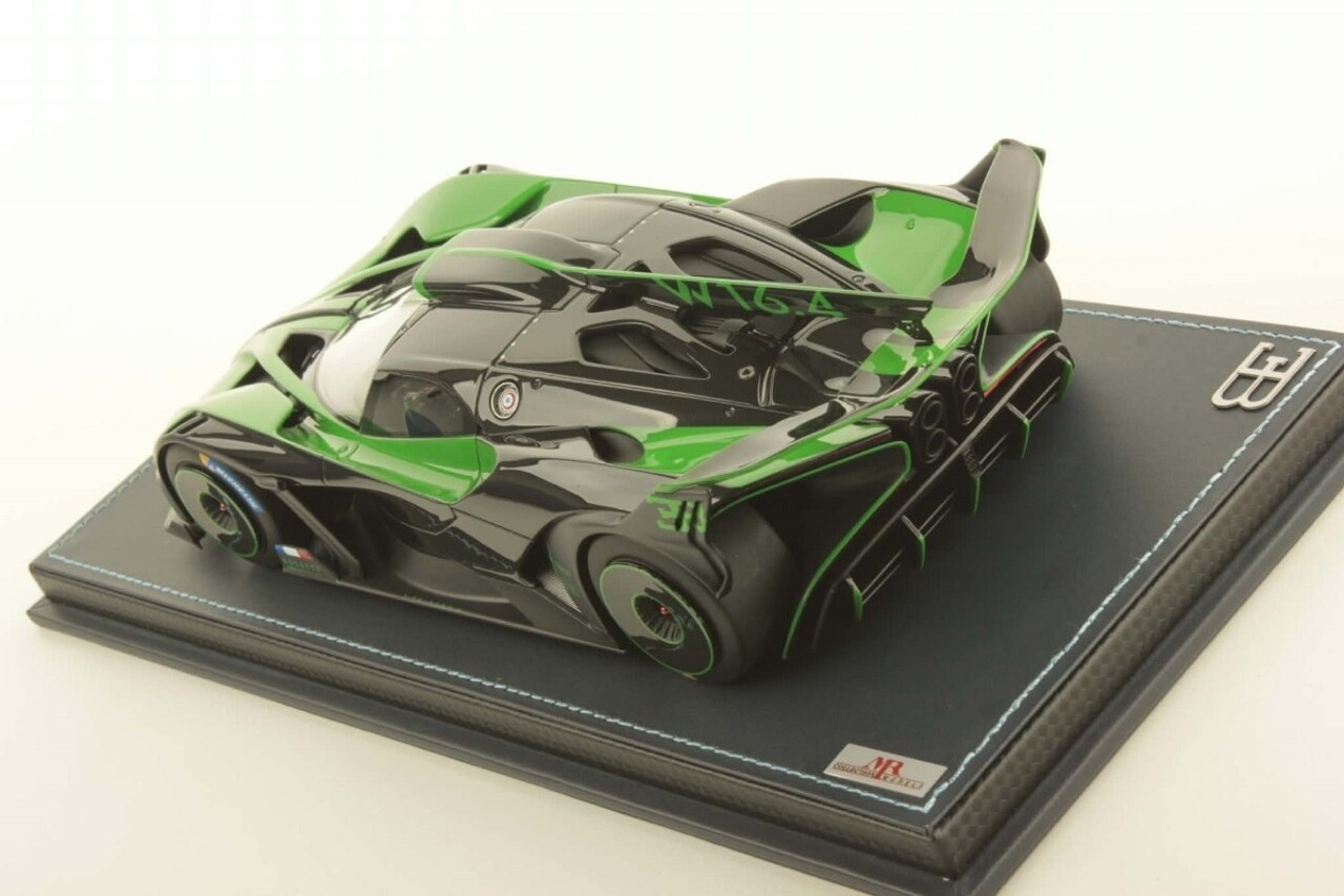 Bugatti Bugatti Bolide W16.4 8.0 Four-Turbo 1850 HP 500 KM/H 2020 + Showcase - 1:18 - MR Collection Models Bugatti Bugatti Bolide W16.4 8.0 Four-Turbo 1850 HP 500 KM/H 2020 + Showcase - 1:18 - MR Collection Models