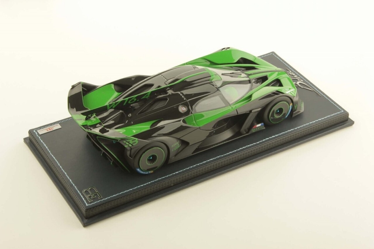 Bugatti Bugatti Bolide W16.4 8.0 Four-Turbo 1850 HP 500 KM/H 2020 + Showcase - 1:18 - MR Collection Models Bugatti Bugatti Bolide W16.4 8.0 Four-Turbo 1850 HP 500 KM/H 2020 + Showcase - 1:18 - MR Collection Models