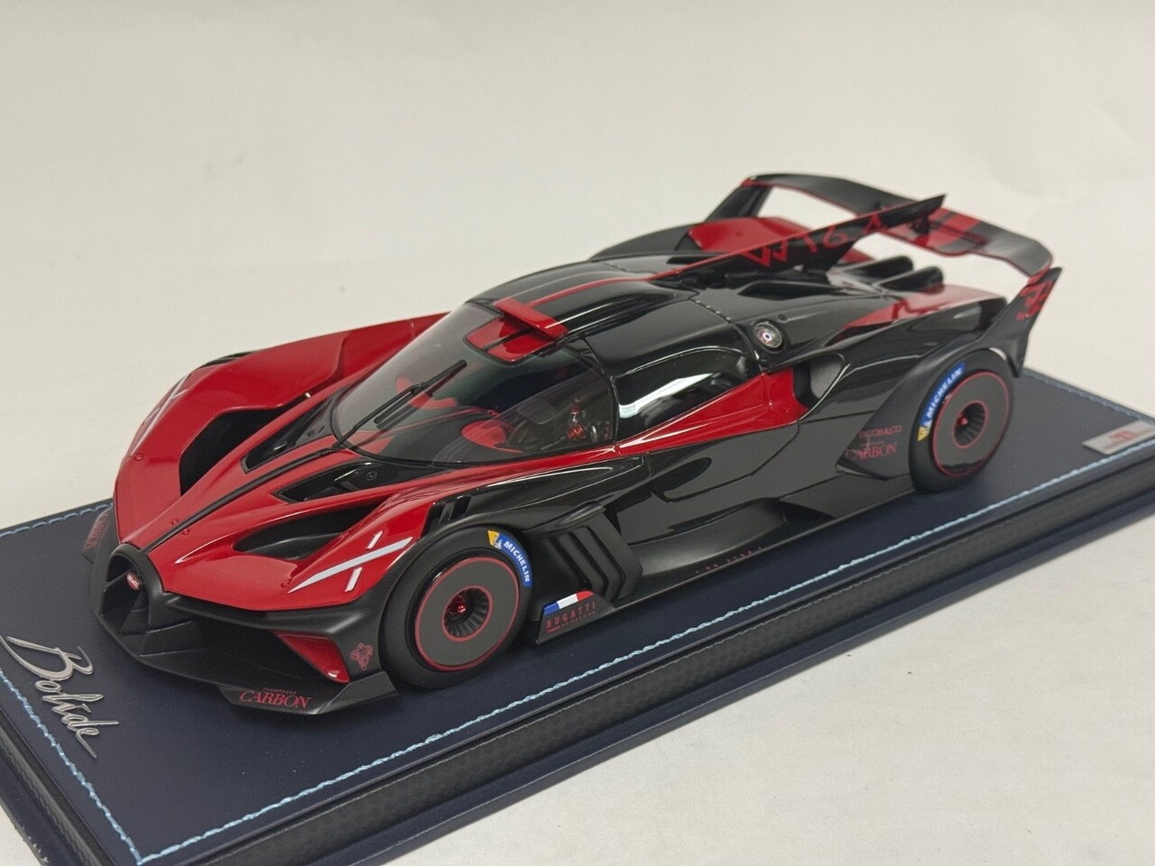 Bugatti Bugatti Bolide W16.4 8.0 Four-Turbo 1850 HP 500 KM/H 2020 + Showcase - 1:18 - MR Collection Models Bugatti Bugatti Bolide W16.4 8.0 Four-Turbo 1850 HP 500 KM/H 2020 + Showcase - 1:18 - MR Collection Models
