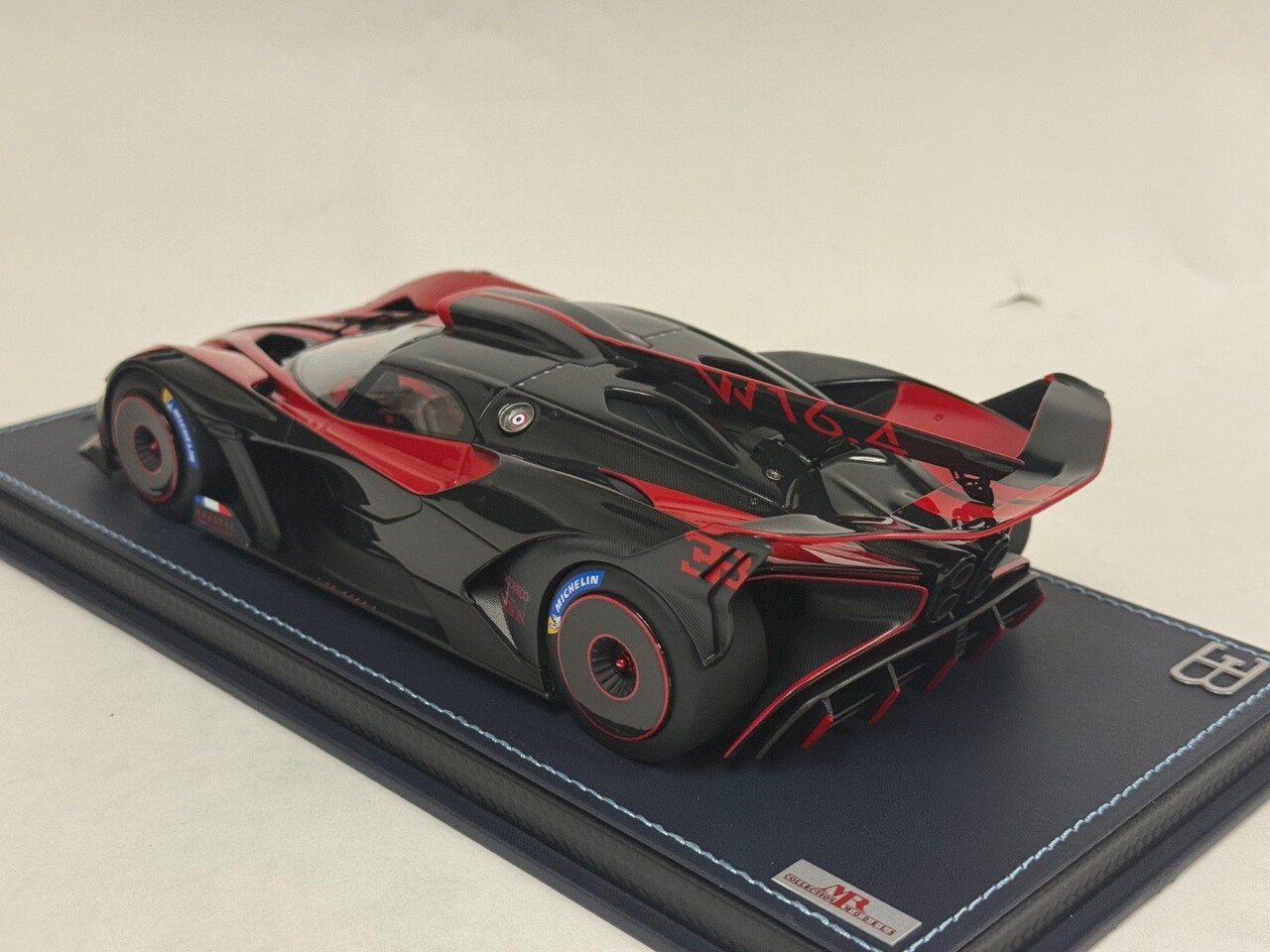Bugatti Bugatti Bolide W16.4 8.0 Four-Turbo 1850 HP 500 KM/H 2020 + Showcase - 1:18 - MR Collection Models Bugatti Bugatti Bolide W16.4 8.0 Four-Turbo 1850 HP 500 KM/H 2020 + Showcase - 1:18 - MR Collection Models
