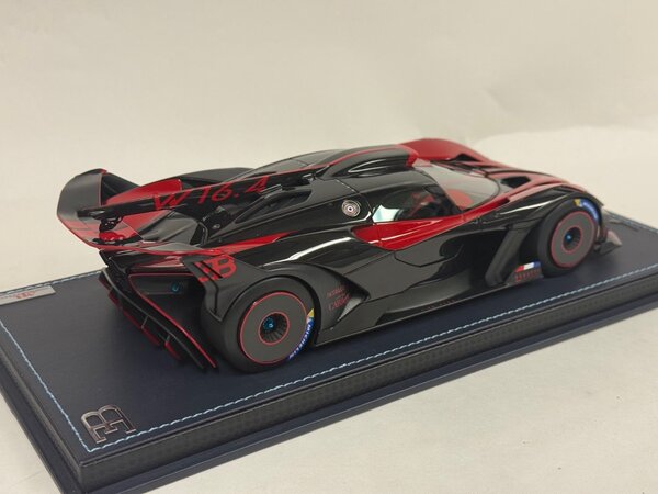 Bugatti Bugatti Bolide W16.4 8.0 Four-Turbo 1850 HP 500 KM/H 2020 + Showcase - 1:18 - MR Collection Models Bugatti Bugatti Bolide W16.4 8.0 Four-Turbo 1850 HP 500 KM/H 2020 + Showcase - 1:18 - MR Collection Models