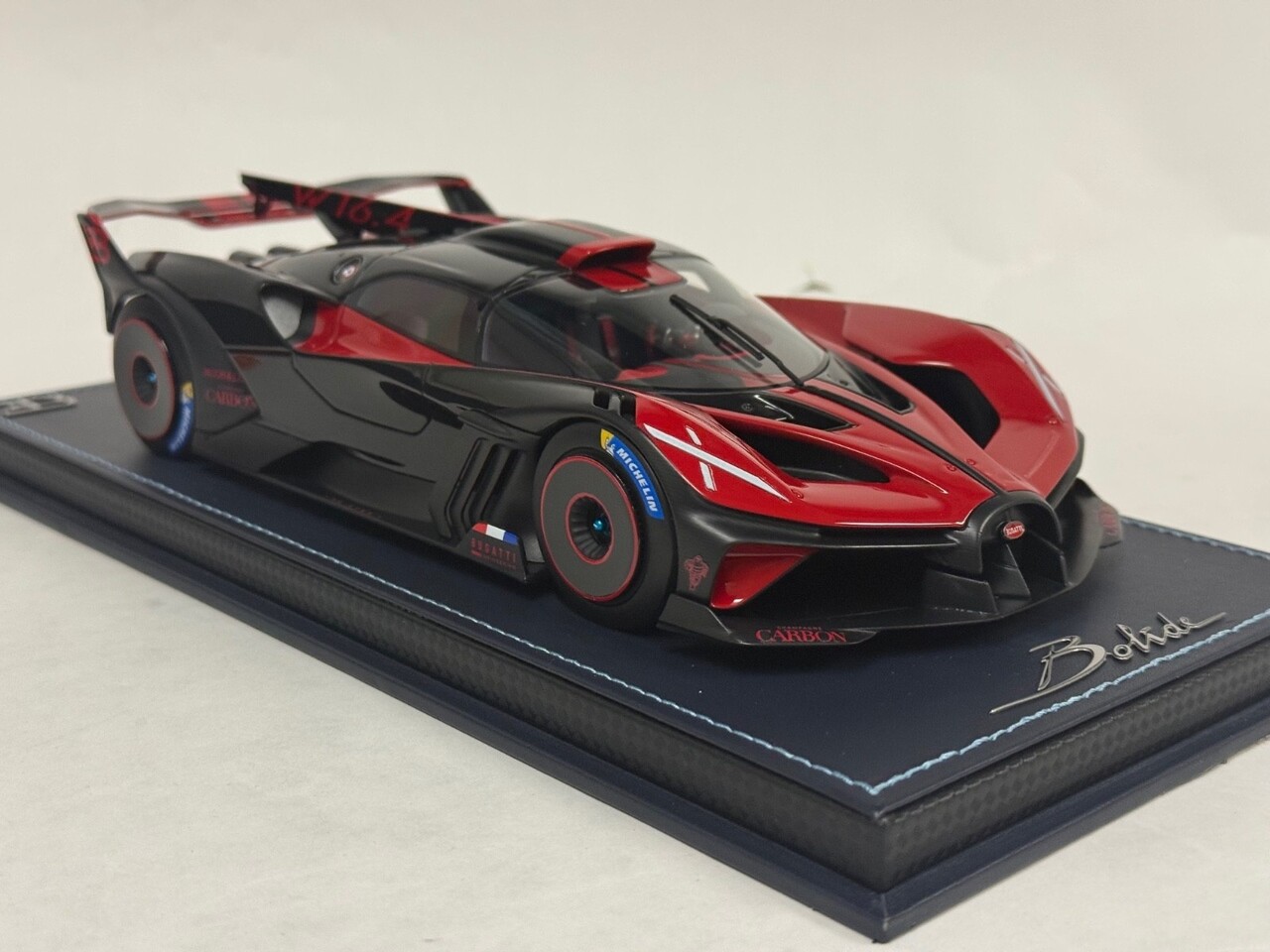 Bugatti Bugatti Bolide W16.4 8.0 Four-Turbo 1850 HP 500 KM/H 2020 + Showcase - 1:18 - MR Collection Models Bugatti Bugatti Bolide W16.4 8.0 Four-Turbo 1850 HP 500 KM/H 2020 + Showcase - 1:18 - MR Collection Models