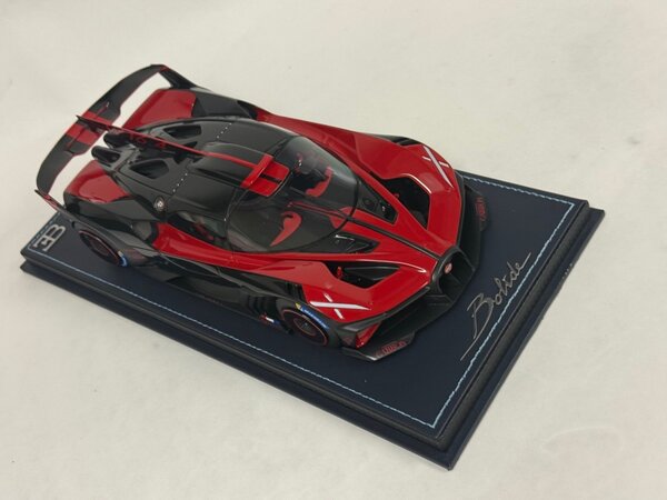 Bugatti Bugatti Bolide W16.4 8.0 Four-Turbo 1850 HP 500 KM/H 2020 + Showcase - 1:18 - MR Collection Models Bugatti Bugatti Bolide W16.4 8.0 Four-Turbo 1850 HP 500 KM/H 2020 + Showcase - 1:18 - MR Collection Models