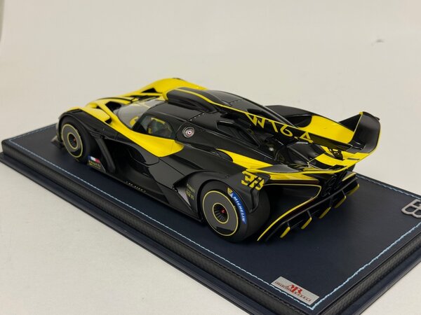 Bugatti Bugatti Bolide W16.4 8.0 Four-Turbo 1850 HP 500 KM/H 2020 + Showcase - 1:18 - MR Collection Models Bugatti Bugatti Bolide W16.4 8.0 Four-Turbo 1850 HP 500 KM/H 2020 + Showcase - 1:18 - MR Collection Models