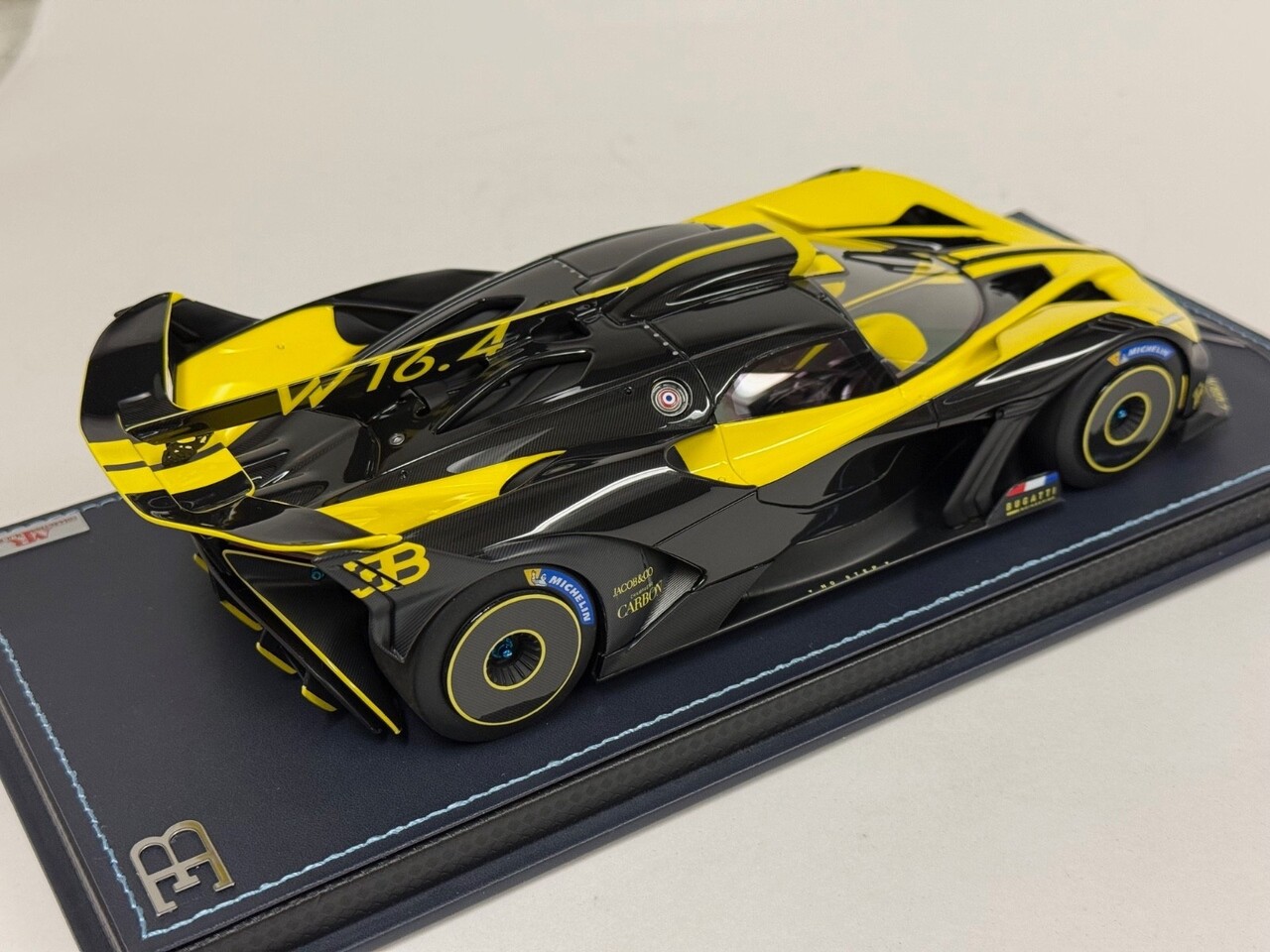 Bugatti Bugatti Bolide W16.4 8.0 Four-Turbo 1850 HP 500 KM/H 2020 + Showcase - 1:18 - MR Collection Models Bugatti Bugatti Bolide W16.4 8.0 Four-Turbo 1850 HP 500 KM/H 2020 + Showcase - 1:18 - MR Collection Models