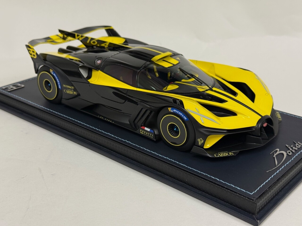 Bugatti Bugatti Bolide W16.4 8.0 Four-Turbo 1850 HP 500 KM/H 2020 + Showcase - 1:18 - MR Collection Models Bugatti Bugatti Bolide W16.4 8.0 Four-Turbo 1850 HP 500 KM/H 2020 + Showcase - 1:18 - MR Collection Models
