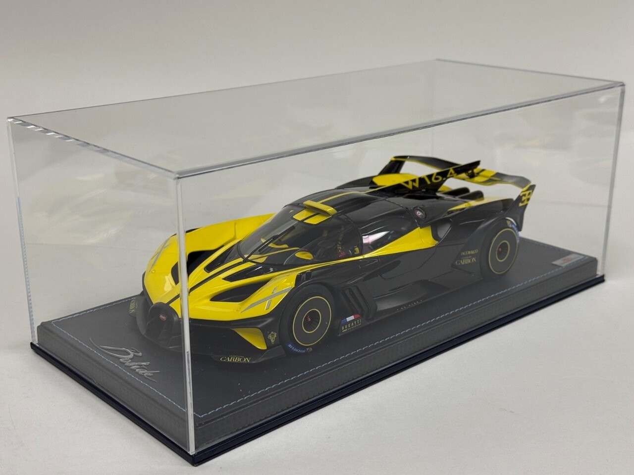 Bugatti Bugatti Bolide W16.4 8.0 Four-Turbo 1850 HP 500 KM/H 2020 + Showcase - 1:18 - MR Collection Models Bugatti Bugatti Bolide W16.4 8.0 Four-Turbo 1850 HP 500 KM/H 2020 + Showcase - 1:18 - MR Collection Models