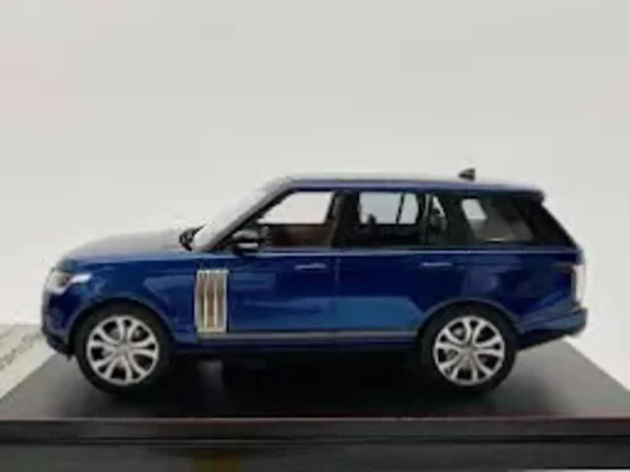 Land Rover Land Rover Range Rover - 1:43 - LCD Models Land Rover Land Rover Range Rover - 1:43 - LCD Models