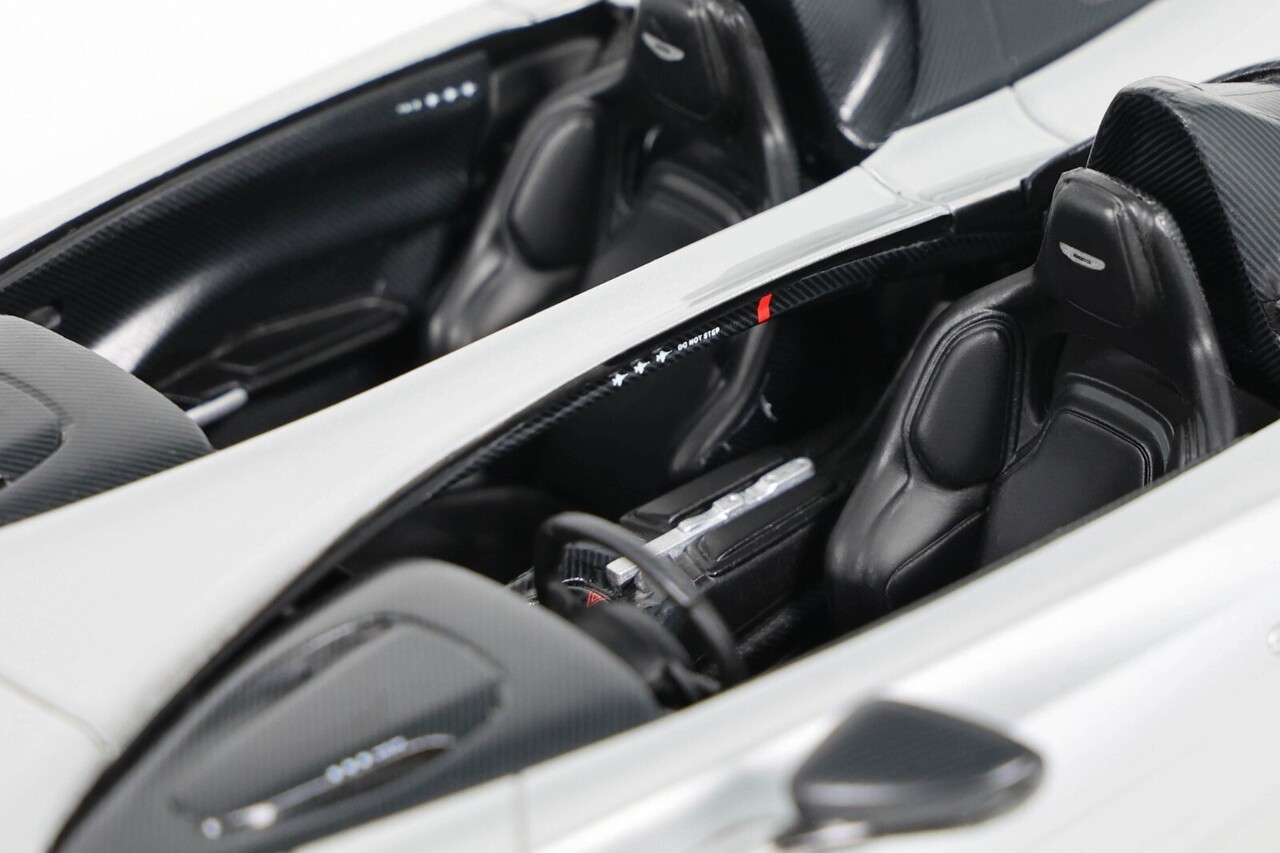 Aston Martin Aston Martin V12 Speedster - 1:18 - GT Spirit Aston Martin Aston Martin V12 Speedster - 1:18 - GT Spirit
