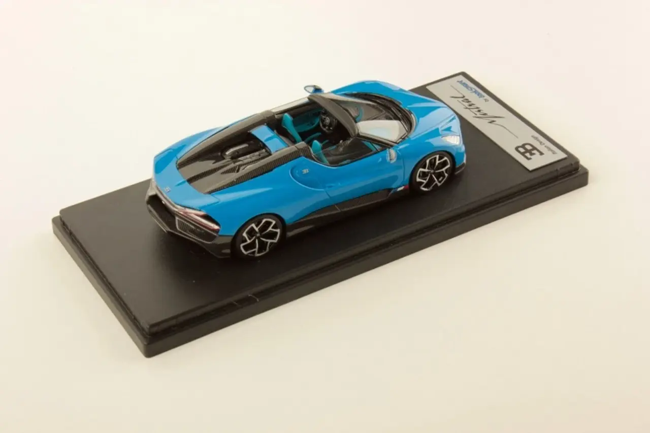 Bugatti Bugatti W16 Mistral 2023 - 1:43 - LookSmart Bugatti Bugatti W16 Mistral 2023 - 1:43 - LookSmart