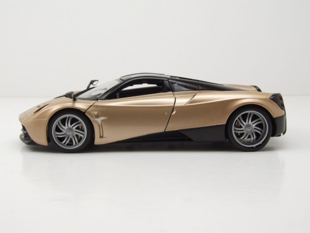 Pagani Pagani Huayra 2017 - 1:24 - Motor Max Pagani Pagani Huayra 2017 - 1:24 - Motor Max