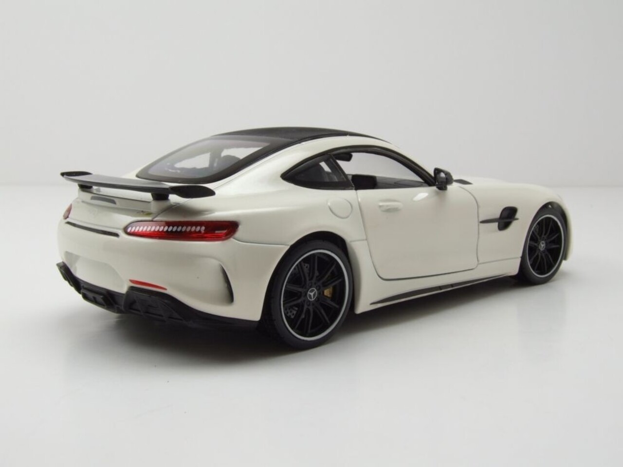 Mercedes-Benz Mercedes-Benz AMG GT R (C190) 2017- 1:24 - Welly Mercedes-Benz Mercedes-Benz AMG GT R (C190) 2017- 1:24 - Welly