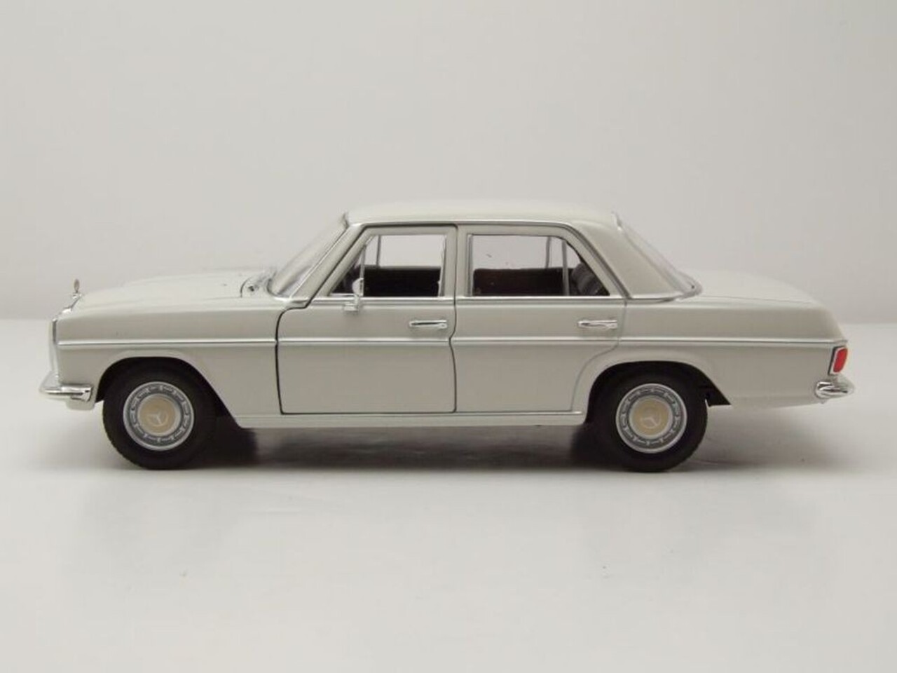 Mercedes-Benz Mercedes-Benz 220 1968 - 1:24 - Welly