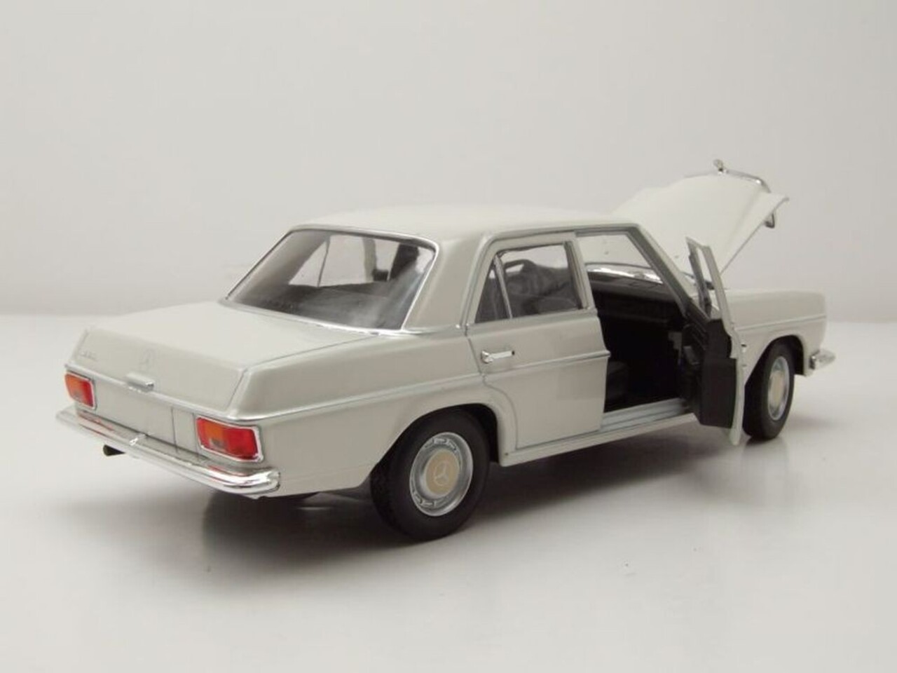Mercedes-Benz Mercedes-Benz 220 1968 - 1:24 - Welly