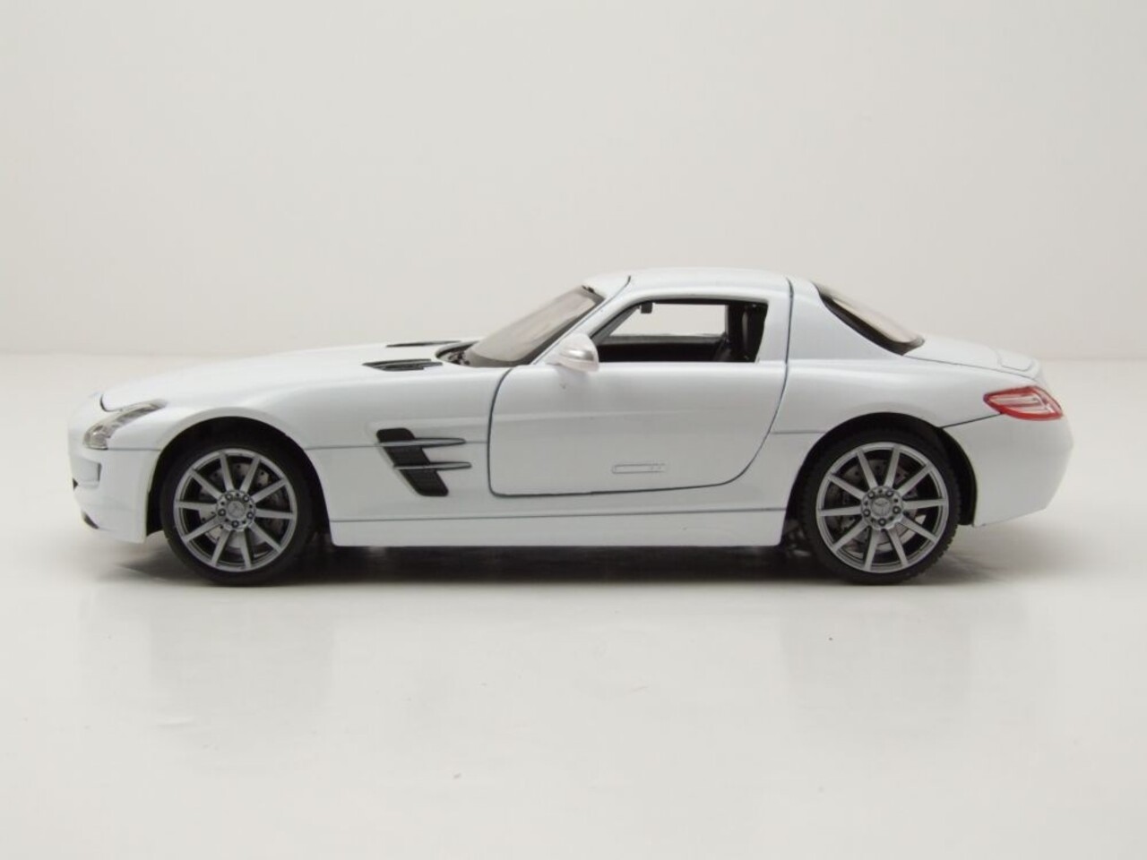 Mercedes-Benz Mercedes-Benz SLS AMG 2010 - 1:24 - Welly Mercedes-Benz Mercedes-Benz SLS AMG 2010 - 1:24 - Welly
