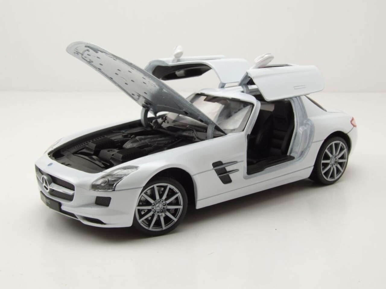 Mercedes-Benz Mercedes-Benz SLS AMG 2010 - 1:24 - Welly Mercedes-Benz Mercedes-Benz SLS AMG 2010 - 1:24 - Welly