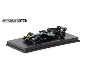Formule 1 Mercedes-AMG Petr. F1 Team W17, Antonelli, Winner Chinese GP 2026 + Pitboard - 1:64 - Minichamps Formule 1 Mercedes-AMG Petr. F1 Team W17, Antonelli, Winner Chinese GP 2026 + Pitboard - 1:64 - Minichamps