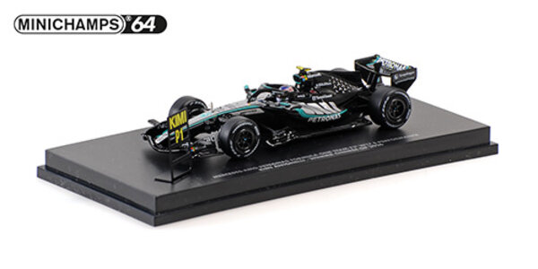 Formule 1 Mercedes-AMG Petr. F1 Team W17, Antonelli, Winner Chinese GP 2026 + Pitboard - 1:64 - Minichamps Formule 1 Mercedes-AMG Petr. F1 Team W17, Antonelli, Winner Chinese GP 2026 + Pitboard - 1:64 - Minichamps
