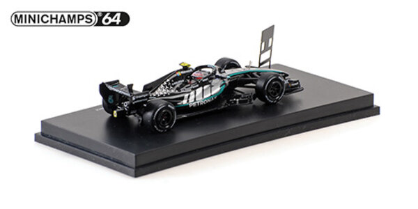 Formule 1 Mercedes-AMG Petr. F1 Team W17, Antonelli, Winner Chinese GP 2026 + Pitboard - 1:64 - Minichamps Formule 1 Mercedes-AMG Petr. F1 Team W17, Antonelli, Winner Chinese GP 2026 + Pitboard - 1:64 - Minichamps