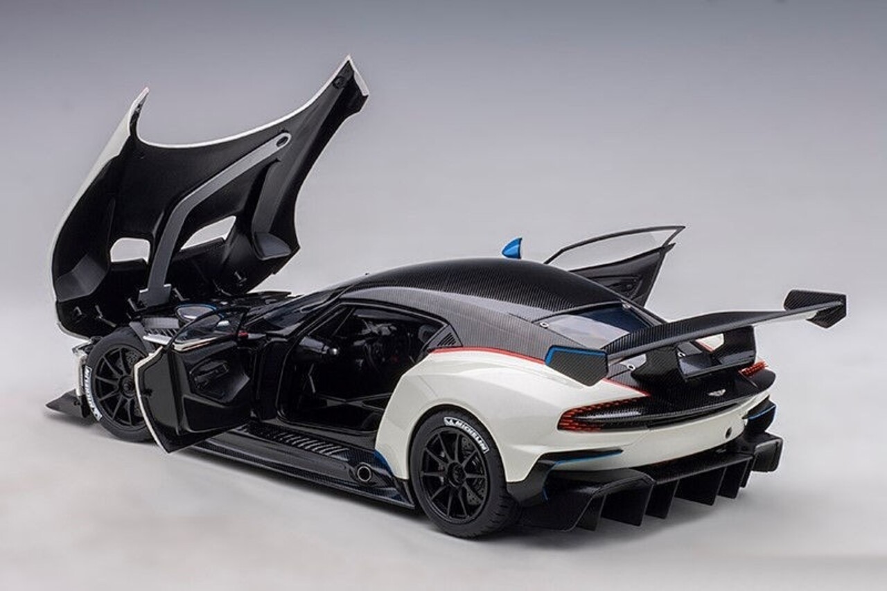Aston Martin Aston Martin Vulcan Coupe 2015 (+ Blue + Red Stripes) - 1:18 - AUTOart Aston Martin Aston Martin Vulcan Coupe 2015 (+ Blue + Red Stripes) - 1:18 - AUTOart