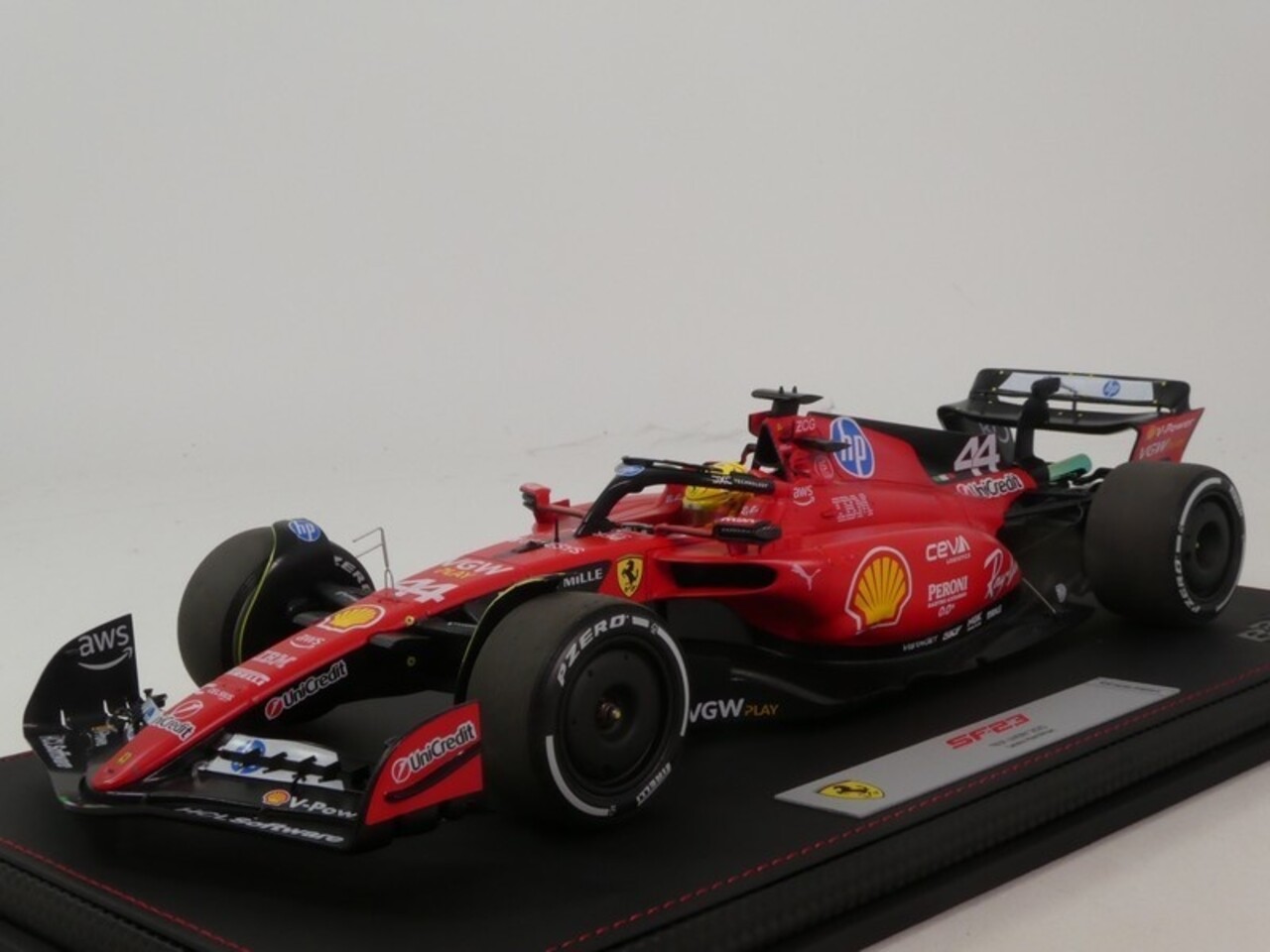 Formule 1 Ferrari F1 SF-23 #44 Test Circuit Fiorano 2025 L.Hamilton + Driver Figure + Showcase - 1:18 - BBR Formule 1 Ferrari F1 SF-23 #44 Test Circuit Fiorano 2025 L.Hamilton + Driver Figure + Showcase - 1:18 - BBR