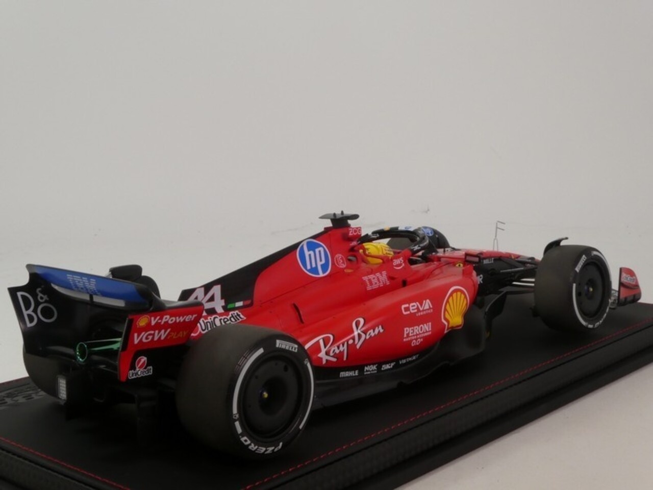 Formule 1 Ferrari F1 SF-23 #44 Test Circuit Fiorano 2025 L.Hamilton + Driver Figure + Showcase - 1:18 - BBR Formule 1 Ferrari F1 SF-23 #44 Test Circuit Fiorano 2025 L.Hamilton + Driver Figure + Showcase - 1:18 - BBR