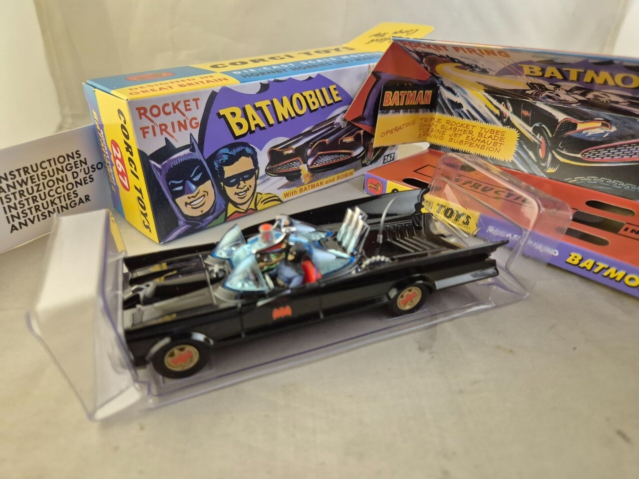Batmobile Batmobile + Figures Batman and Robin - 1:43 - Corgi Batmobile Batmobile + Figures Batman and Robin - 1:43 - Corgi