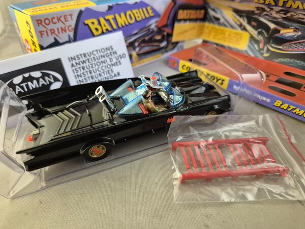 Batmobile Batmobile + Figures Batman and Robin - 1:43 - Corgi Batmobile Batmobile + Figures Batman and Robin - 1:43 - Corgi