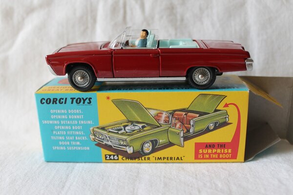 Chrysler Chrysler Imperial Cabriolet 1958 + 2 Figures - 1:43 - Corgi Chrysler Chrysler Imperial Cabriolet 1958 + 2 Figures - 1:43 - Corgi