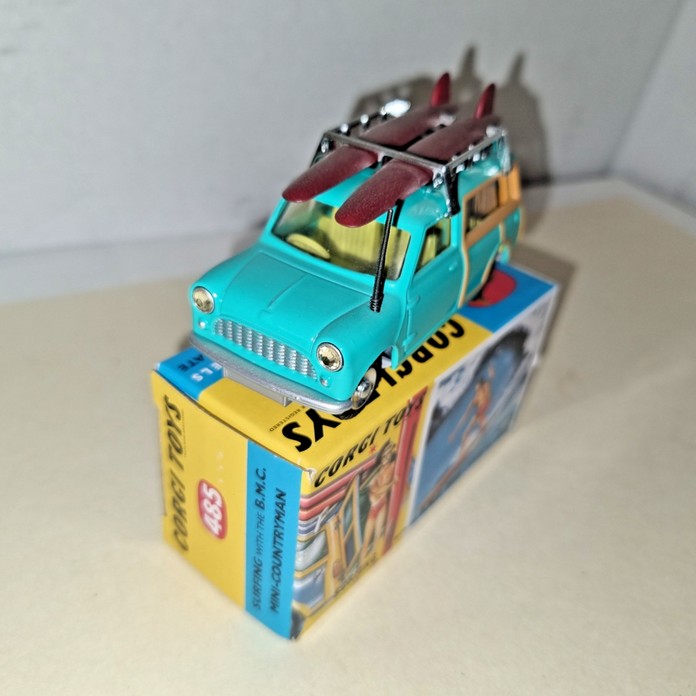 Austin Austin Mini Countryman + Roof Rack Surfing + Figure 1960 - 1:43 - Corgi