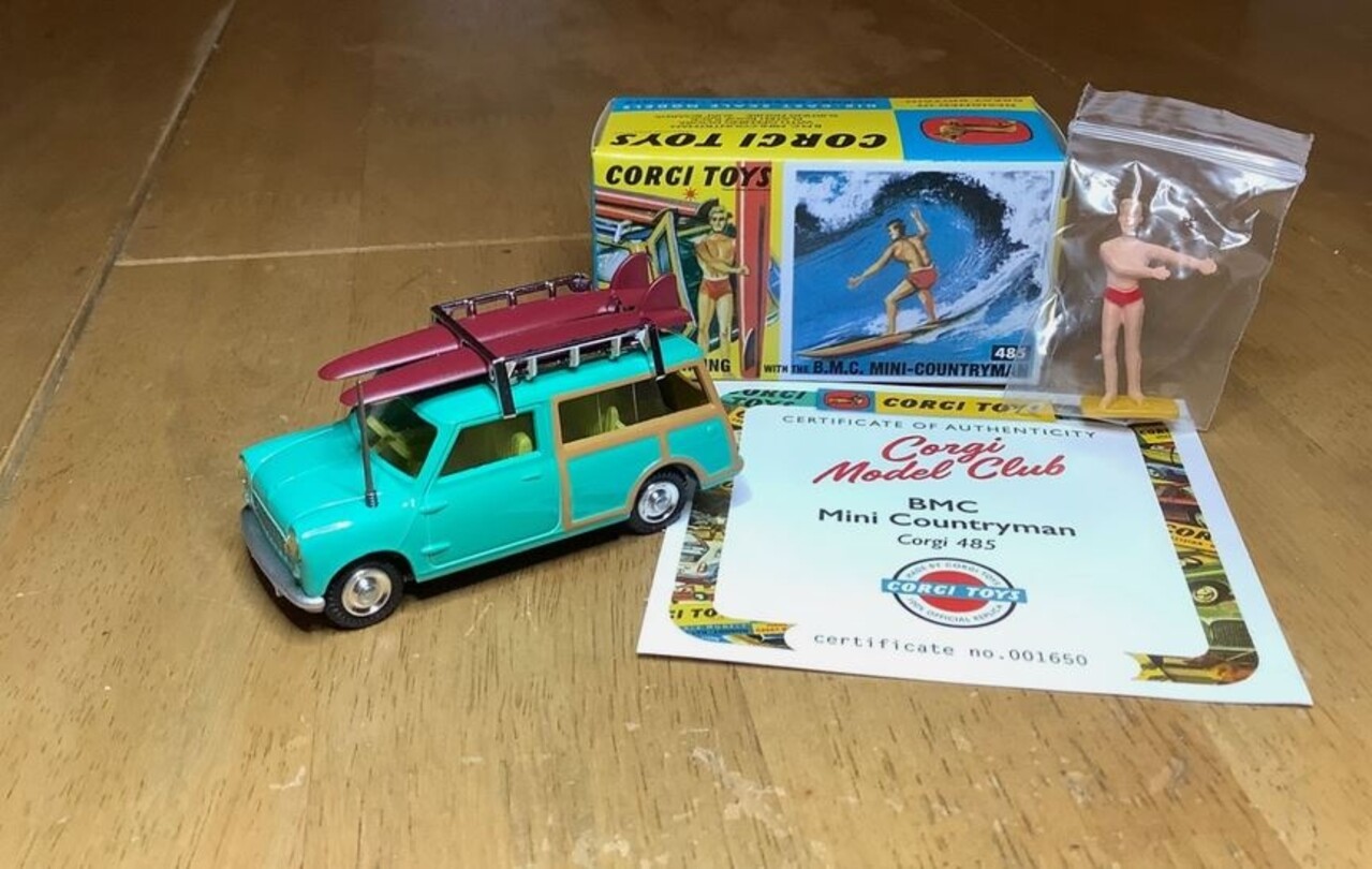 Austin Austin Mini Countryman + Roof Rack Surfing + Figure 1960 - 1:43 - Corgi