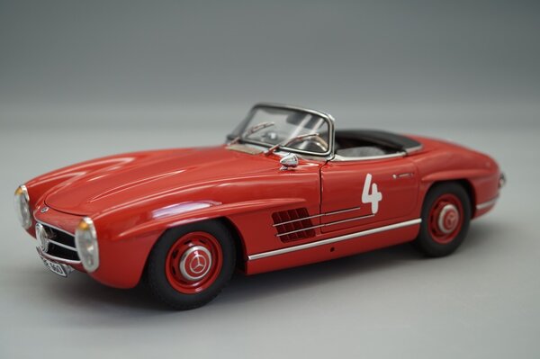 Mercedes-Benz Mercedes-Benz 300 SL Roadster Spider Open #4 Pferdsfeld Rennen 1961 International Concours d'Elegance 2026 - 1:18 - CMC Mercedes-Benz Mercedes-Benz 300 SL Roadster Spider Open #4 Pferdsfeld Rennen 1961 International Concours d'Elegance 2026 - 1:18 - CMC