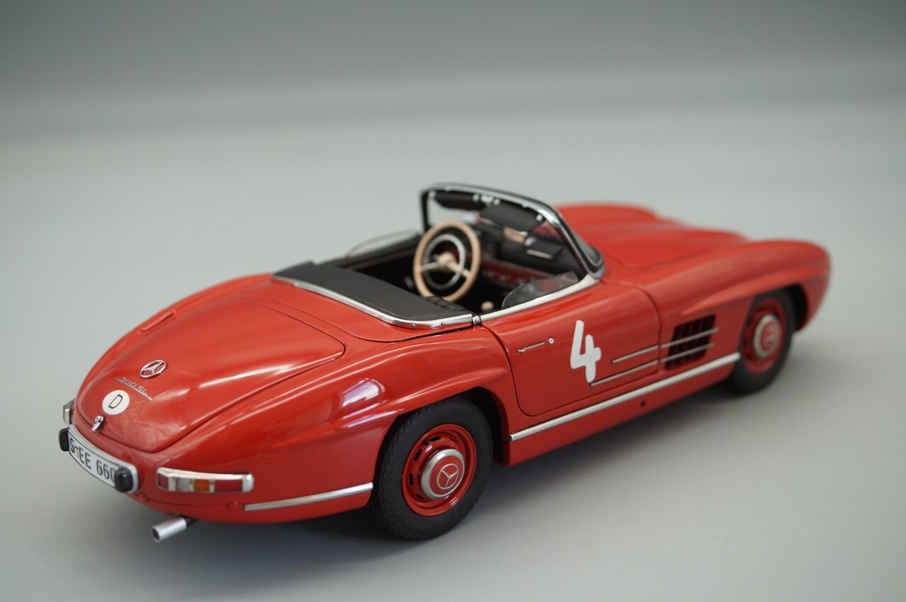 Mercedes-Benz Mercedes-Benz 300 SL Roadster Spider Open #4 Pferdsfeld Rennen 1961 International Concours d'Elegance 2026 - 1:18 - CMC Mercedes-Benz Mercedes-Benz 300 SL Roadster Spider Open #4 Pferdsfeld Rennen 1961 International Concours d'Elegance 2026 - 1:18 - CMC