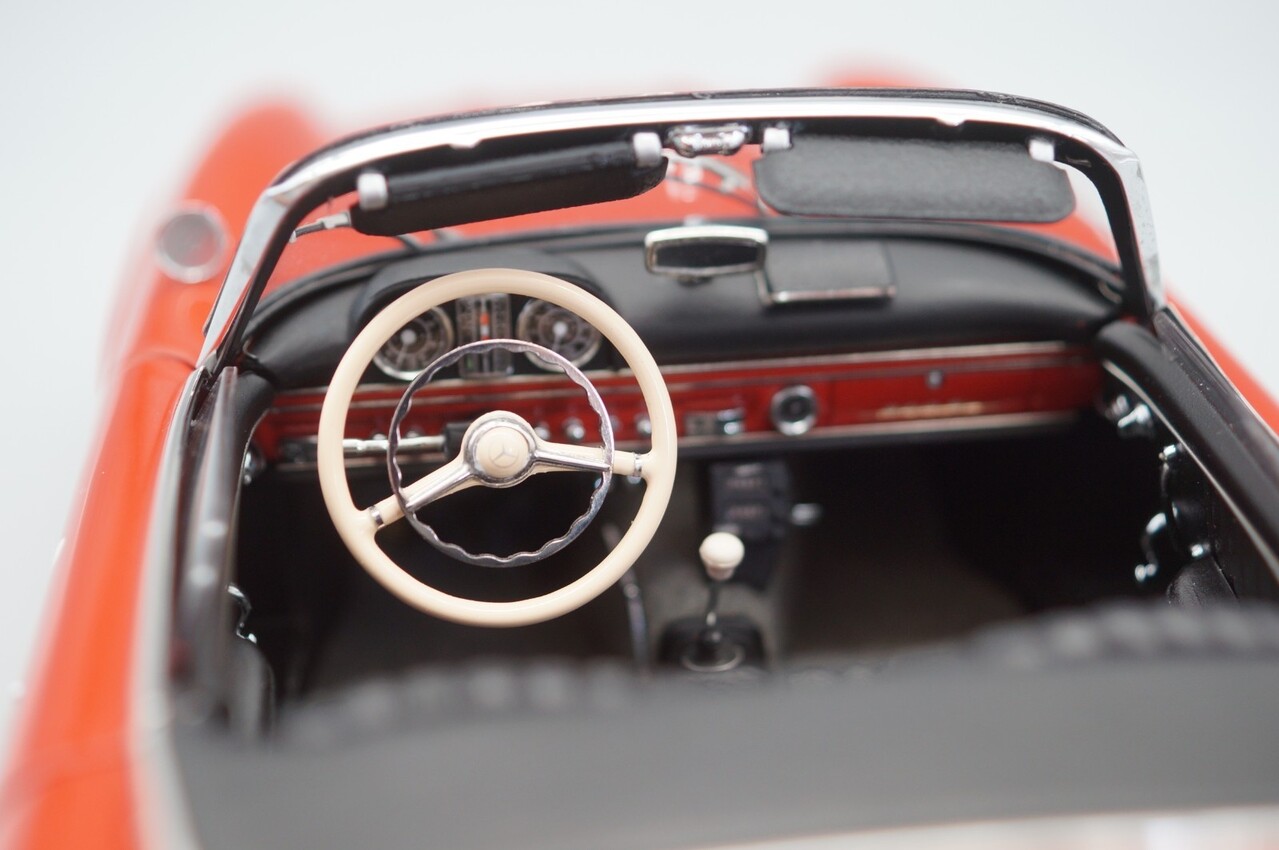 Mercedes-Benz Mercedes-Benz 300 SL Roadster Spider Open #4 Pferdsfeld Rennen 1961 International Concours d'Elegance 2026 - 1:18 - CMC Mercedes-Benz Mercedes-Benz 300 SL Roadster Spider Open #4 Pferdsfeld Rennen 1961 International Concours d'Elegance 2026 - 1:18 - CMC