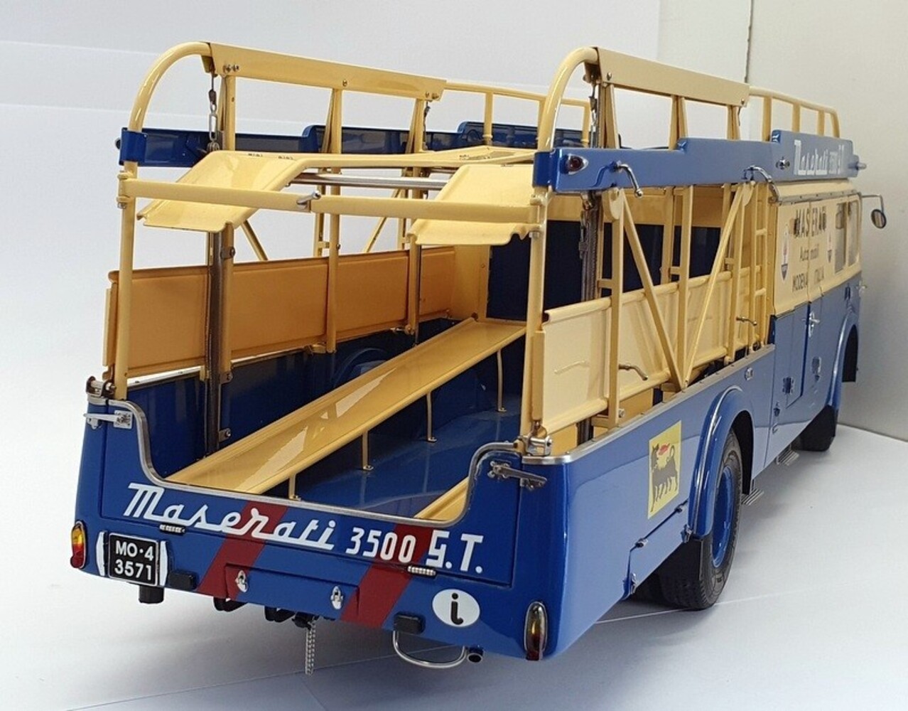 Fiat Fiat 642RN2 Truck Bartoletti Maserati Renntransporter 1957 - 1:18 - CMC Fiat Fiat 642RN2 Truck Bartoletti Maserati Renntransporter 1957 - 1:18 - CMC