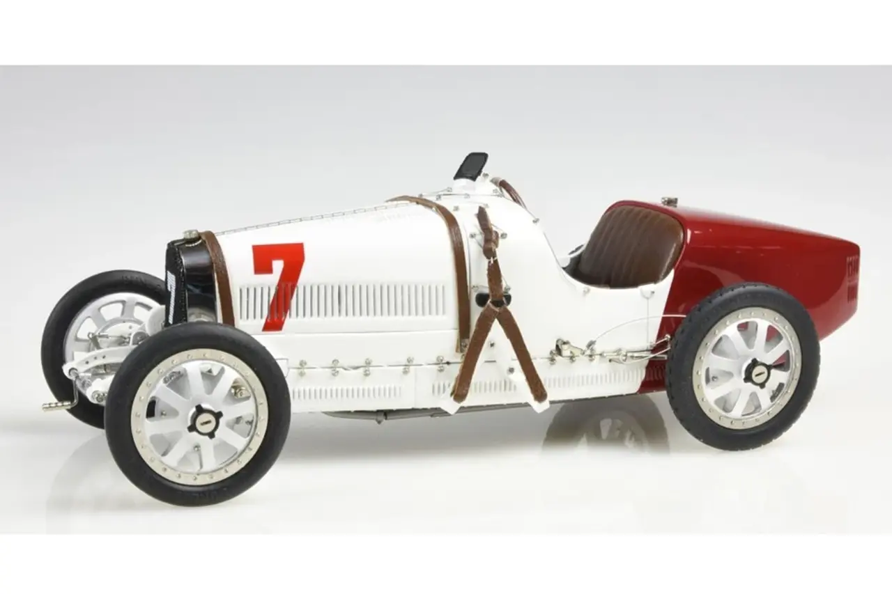 Formule 1 Bugatti Type 35 #7 Grand Prix National Colour Poland 1924 - 1:18 - CMC Formule 1 Bugatti Type 35 #7 Grand Prix National Colour Poland 1924 - 1:18 - CMC