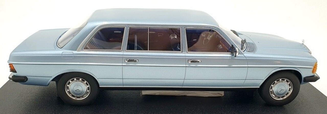 Mercedes-Benz Mercedes-Benz E-Class E250 (W123) Limousine Lang 1978 - 1:18 - Cult Scale Models Mercedes-Benz Mercedes-Benz E-Class E250 (W123) Limousine Lang 1978 - 1:18 - Cult Scale Models