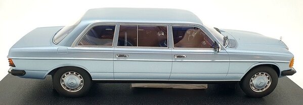 Mercedes-Benz Mercedes-Benz E-Class E250 (W123) Limousine Lang 1978 - 1:18 - Cult Scale Models Mercedes-Benz Mercedes-Benz E-Class E250 (W123) Limousine Lang 1978 - 1:18 - Cult Scale Models