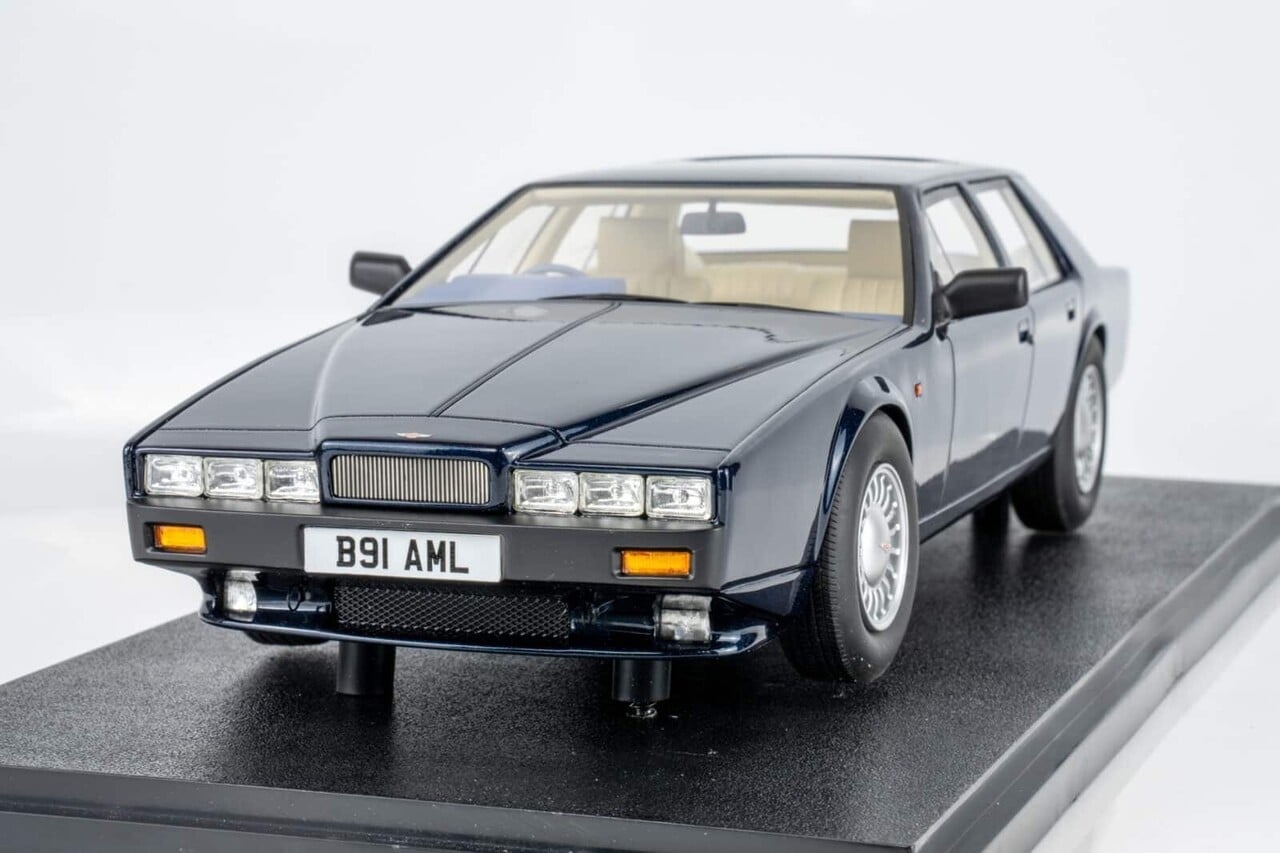 Aston Martin Aston Martin Lagonda S2 1990 - 1:18 - Cult Scale Models Aston Martin Aston Martin Lagonda S2 1990 - 1:18 - Cult Scale Models