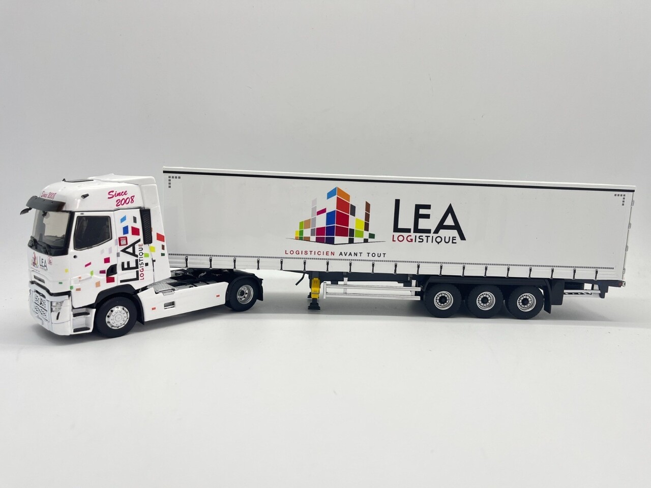 Renault Renault T520 High Truck 4x2 + Curtainside Semi Trailer 3 Axle 'LEA Transports' 2021 - 1:43 - Eligor Renault Renault T520 High Truck 4x2 + Curtainside Semi Trailer 3 Axle 'LEA Transports' 2021 - 1:43 - Eligor